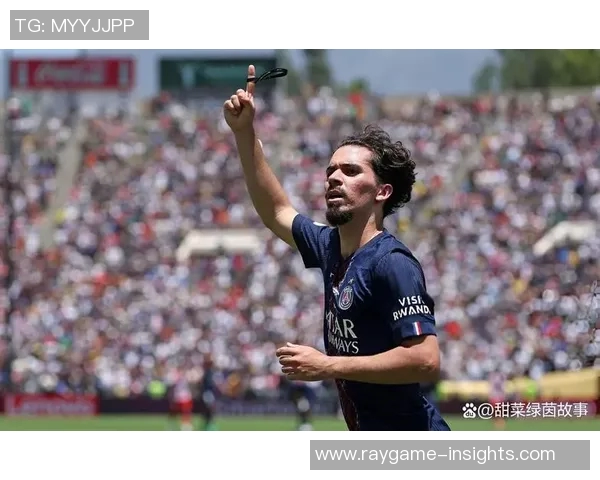 国王杯精彩对决：多特蒙德与巴黎圣日耳曼战成平局帽子戏法引发全场狂欢